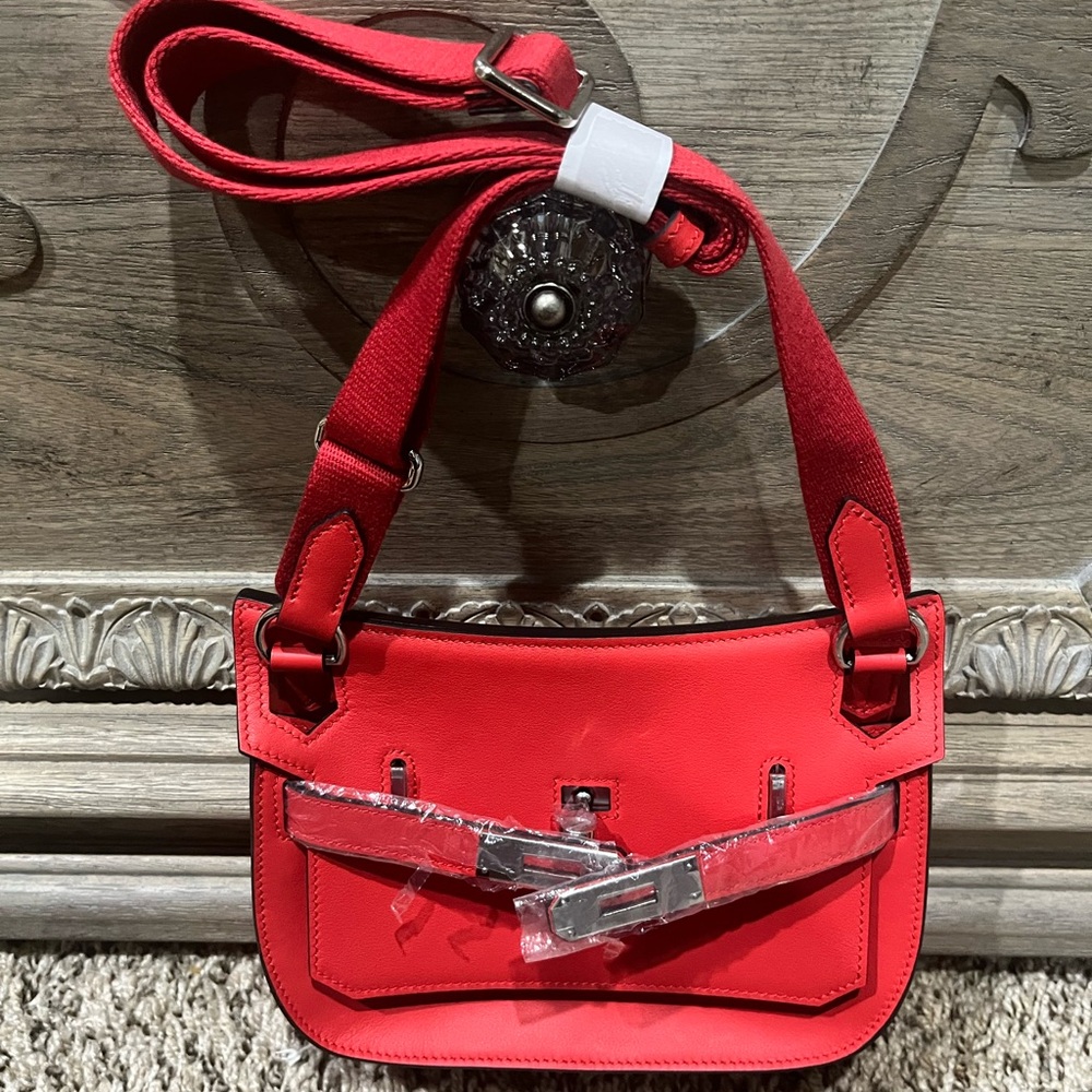 Vibrant Red Mini Bag with Adjustable Strap and Modern Design